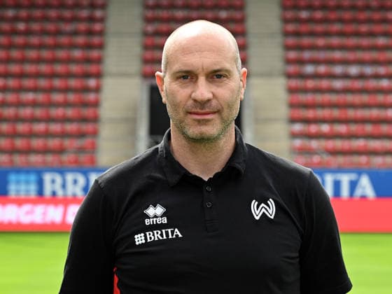 22.07.2026, xjhx, Fussball 3.Liga, SV Wehen Wiesbaden Porträttermin 2026 2027, Fototermin Saison 2026 27 v.l. Trainer Daniel Scherning (SV Wehen Wiesbaden) Wiesbaden *** July 22, 2026, xjhx, Soccer 3rd Division, SV Wehen Wiesbaden Photo Shoot 2026–2027, Photo Session for the 2026–27 Season, from left: Coach Daniel Scherning, SV Wehen Wiesbaden, Wiesbaden