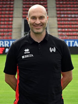 22.07.2026, xjhx, Fussball 3.Liga, SV Wehen Wiesbaden Porträttermin 2026 2027, Fototermin Saison 2026 27 v.l. Trainer Daniel Scherning (SV Wehen Wiesbaden) Wiesbaden *** July 22, 2026, xjhx, Soccer 3rd Division, SV Wehen Wiesbaden Photo Shoot 2026–2027, Photo Session for the 2026–27 Season, from left: Coach Daniel Scherning, SV Wehen Wiesbaden, Wiesbaden