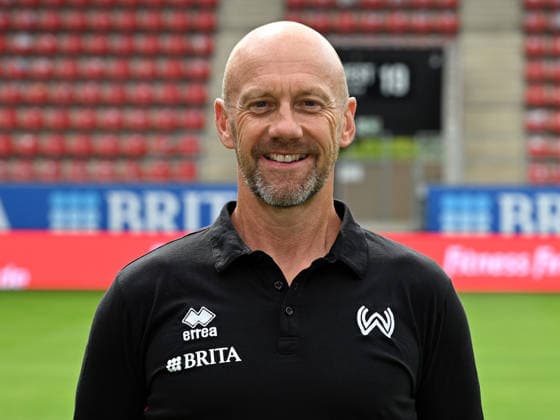 22.07.2026, xjhx, Fussball 3.Liga, SV Wehen Wiesbaden Porträttermin 2026 2027, Fototermin Saison 2026 27 v.l. Co-Trainer Frank Steinmetz (SV Wehen Wiesbaden) Wiesbaden *** July 22, 2026, xjhx, Soccer 3rd Division, SV Wehen Wiesbaden Photo Shoot 2026–2027, Photo Session for the 2026–27 Season (from left): Assistant Coach Frank Steinmetz, SV Wehen Wiesbaden, Wiesbaden