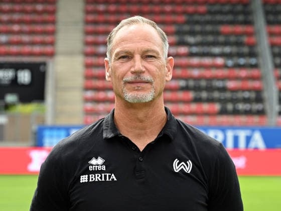 22.07.2026, xjhx, Fussball 3.Liga, SV Wehen Wiesbaden Porträttermin 2026 2027, Fototermin Saison 2026 27 v.l. Co-Trainer Andreas Zimmermann (SV Wehen Wiesbaden) Wiesbaden *** July 22, 2026, xjhx, Soccer 3rd Division, SV Wehen Wiesbaden Photo Shoot 2026–2027, Photo Session for the 2026–27 Season, from left: Assistant Coach Andreas Zimmermann, SV Wehen Wiesbaden, Wiesbaden
