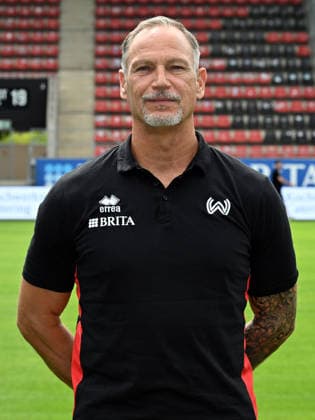 22.07.2026, xjhx, Fussball 3.Liga, SV Wehen Wiesbaden Porträttermin 2026 2027, Fototermin Saison 2026 27 v.l. Co-Trainer Andreas Zimmermann (SV Wehen Wiesbaden) Wiesbaden *** July 22, 2026, xjhx, Soccer 3rd Division, SV Wehen Wiesbaden Photo Shoot 2026–2027, Photo Session for the 2026–27 Season, from left: Assistant Coach Andreas Zimmermann, SV Wehen Wiesbaden, Wiesbaden