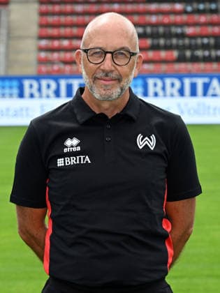 22.07.2026, xjhx, Fussball 3.Liga, SV Wehen Wiesbaden Porträttermin 2026 2027, Fototermin Saison 2026 27 v.l. Mannschaftsarzt Orthopäde Dr. Achim Bitschnau (SV Wehen Wiesbaden) Wiesbaden *** July 22, 2026, xjhx, Soccer 3rd Division, SV Wehen Wiesbaden Photo Shoot 2026–2027, Photo Session for the 2026–27 Season, from left: Team Doctor and Orthopedist Dr. Achim Bitschnau, SV Wehen Wiesbaden, Wiesbaden