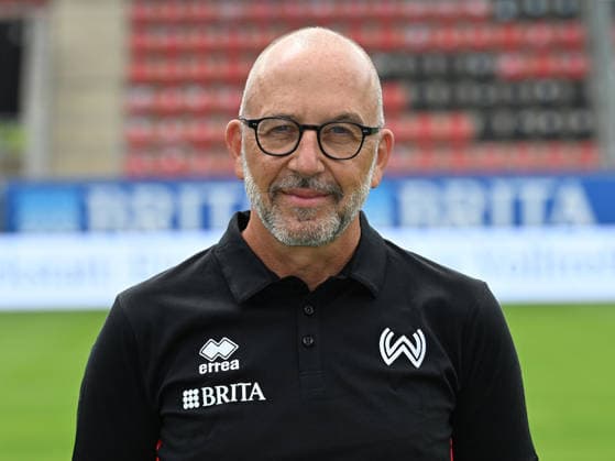 22.07.2026, xjhx, Fussball 3.Liga, SV Wehen Wiesbaden Porträttermin 2026 2027, Fototermin Saison 2026 27 v.l. Mannschaftsarzt Orthopäde Dr. Achim Bitschnau (SV Wehen Wiesbaden) Wiesbaden *** July 22, 2026, xjhx, Soccer 3rd Division, SV Wehen Wiesbaden Photo Shoot 2026–2027, Photo Session for the 2026–27 Season, from left: Team Doctor and Orthopedist Dr. Achim Bitschnau, SV Wehen Wiesbaden, Wiesbaden