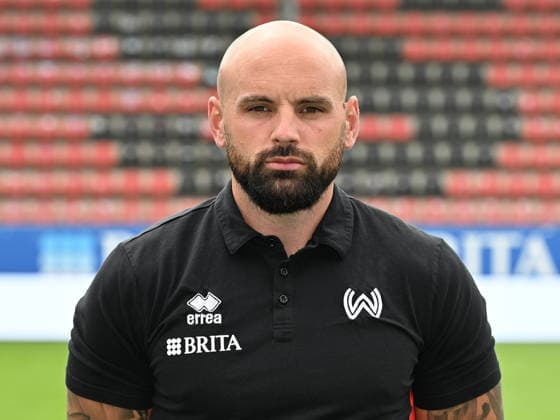 22.07.2026, xjhx, Fussball 3.Liga, SV Wehen Wiesbaden Porträttermin 2026 2027, Fototermin Saison 2026 27 v.l. Co Trainer Analyse Giuliano Modica (SV Wehen Wiesbaden) Wiesbaden *** July 22, 2026, xjhx, Soccer 3rd Division, SV Wehen Wiesbaden Photo Shoot 2026–2027, Photo Session for the 2026–27 Season, from left: Assistant Coach Giuliano Modica, SV Wehen Wiesbaden, Wiesbaden