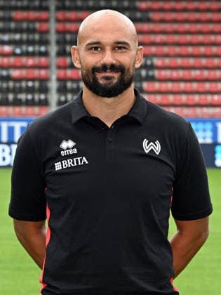22.07.2026, xjhx, Fussball 3.Liga, SV Wehen Wiesbaden Porträttermin 2026 2027, Fototermin Saison 2026 27 v.l. Torwarttrainer Mohamed Amsif (SV Wehen Wiesbaden) Wiesbaden *** July 22, 2026, xjhx, Soccer 3rd Division, SV Wehen Wiesbaden Photo Shoot 2026–2027, Photo Session for the 2026–27 Season (from left): Goalkeeper Coach Mohamed Amsif, SV Wehen Wiesbaden, Wiesbaden
