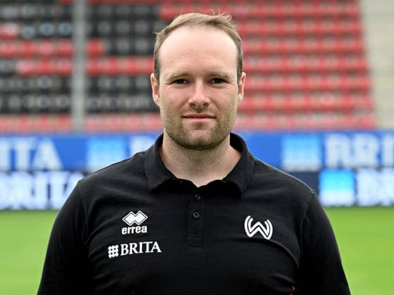 22.07.2026, xjhx, Fussball 3.Liga, SV Wehen Wiesbaden Porträttermin 2026 2027, Fototermin Saison 2026 27 v.l. Leiter Organisation und Infrastruktur Patrick Glaser (SV Wehen Wiesbaden) Wiesbaden *** July 22, 2026, xjhx, Soccer 3rd Division, SV Wehen Wiesbaden Photo Shoot 2026–2027, Photo Session for the 2026–27 Season (from left): Patrick Glaser, Head of Organization and Infrastructure, SV Wehen Wiesbaden, Wiesbaden
