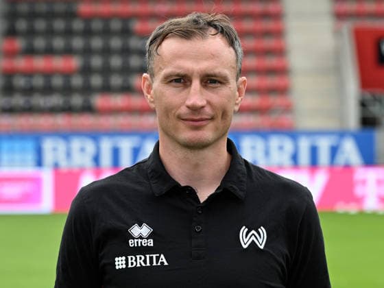 22.07.2026, xjhx, Fussball 3.Liga, SV Wehen Wiesbaden Porträttermin 2026 2027, Fototermin Saison 2026 27 v.l. Spielanalyst Phil Weimer (SV Wehen Wiesbaden) Wiesbaden *** July 22, 2026, xjhx, Soccer 3rd Division, SV Wehen Wiesbaden Photo Shoot 2026–2027, Photo Session for the 2026–27 Season, from left: Game Analyst Phil Weimer, SV Wehen Wiesbaden, Wiesbaden