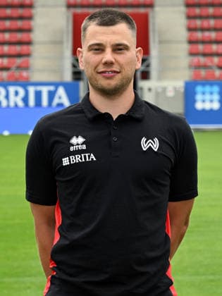 22.07.2026, xjhx, Fussball 3.Liga, SV Wehen Wiesbaden Porträttermin 2026 2027, Fototermin Saison 2026 27 v.l. Athletiktrainer Dominik Hönig (SV Wehen Wiesbaden) Wiesbaden *** July 22, 2026, xjhx, Soccer 3rd Division, SV Wehen Wiesbaden Photo Shoot 2026–2027, Photo Session for the 2026–2027 Season, from left: Athletic Trainer Dominik Hönig, SV Wehen Wiesbaden, Wiesbaden