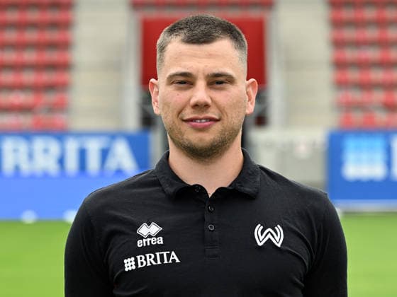 22.07.2026, xjhx, Fussball 3.Liga, SV Wehen Wiesbaden Porträttermin 2026 2027, Fototermin Saison 2026 27 v.l. Athletiktrainer Dominik Hönig (SV Wehen Wiesbaden) Wiesbaden *** July 22, 2026, xjhx, Soccer 3rd Division, SV Wehen Wiesbaden Photo Shoot 2026–2027, Photo Session for the 2026–2027 Season, from left: Athletic Trainer Dominik Hönig, SV Wehen Wiesbaden, Wiesbaden