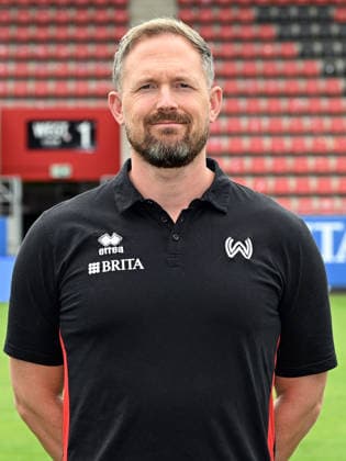 22.07.2026, xjhx, Fussball 3.Liga, SV Wehen Wiesbaden Porträttermin 2026 2027, Fototermin Saison 2026 27 v.l. Athletiktrainer Sebastian Wagener (SV Wehen Wiesbaden) Wiesbaden *** July 22, 2026, xjhx, Soccer 3rd Division, SV Wehen Wiesbaden Photo Shoot 2026–2027, Photo Session for the 2026–2027 Season, from left: Athletic Trainer Sebastian Wagener, SV Wehen Wiesbaden, Wiesbaden