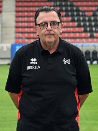 22.07.2026, xjhx, Fussball 3.Liga, SV Wehen Wiesbaden Porträttermin 2026 2027, Fototermin Saison 2026 27 v.l. Betreuer Torsten Conradi (SV Wehen Wiesbaden) Wiesbaden *** July 22, 2026, xjhx, Soccer 3rd Division, SV Wehen Wiesbaden Photo Shoot 2026–2027, Photo Session for the 2026–27 Season, from left: Coach Torsten Conradi, SV Wehen Wiesbaden, Wiesbaden