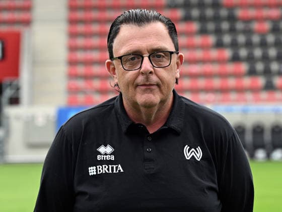 22.07.2026, xjhx, Fussball 3.Liga, SV Wehen Wiesbaden Porträttermin 2026 2027, Fototermin Saison 2026 27 v.l. Betreuer Torsten Conradi (SV Wehen Wiesbaden) Wiesbaden *** July 22, 2026, xjhx, Soccer 3rd Division, SV Wehen Wiesbaden Photo Shoot 2026–2027, Photo Session for the 2026–27 Season, from left: Coach Torsten Conradi, SV Wehen Wiesbaden, Wiesbaden