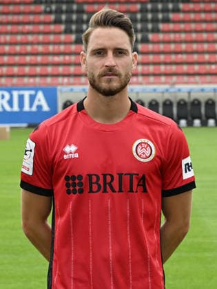 22.07.2026, xjhx, Fussball 3.Liga, SV Wehen Wiesbaden Porträttermin 2026 2027, Fototermin Saison 2026 27 v.l. Lukas Schleimer (SV Wehen Wiesbaden) Wiesbaden *** July 22, 2026, xjhx, Soccer 3rd Division, SV Wehen Wiesbaden Photo Shoot 2026–2027, Photo Session for the 2026–2027 Season, from left: Lukas Schleimer, SV Wehen Wiesbaden, Wiesbaden