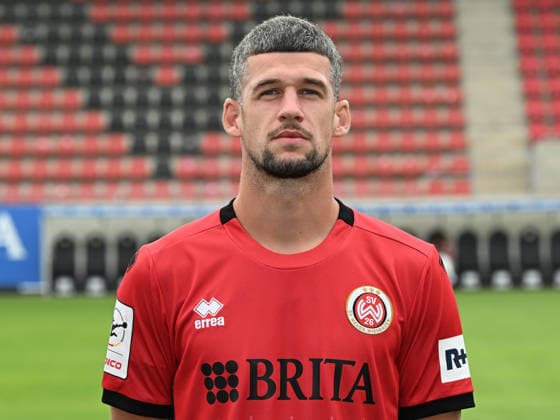 22.07.2026, xjhx, Fussball 3.Liga, SV Wehen Wiesbaden Porträttermin 2026 2027, Fototermin Saison 2026 27 v.l. Jordy Gillekens (SV Wehen Wiesbaden) Wiesbaden *** July 22, 2026, xjhx, Soccer 3rd Division, SV Wehen Wiesbaden Photo Shoot 2026–2027, Photo Session for the 2026–2027 Season, from left: Jordy Gillekens, SV Wehen Wiesbaden, Wiesbaden