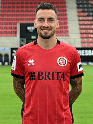 22.07.2026, xjhx, Fussball 3.Liga, SV Wehen Wiesbaden Porträttermin 2026 2027, Fototermin Saison 2026 27 v.l. Sinan Karweina (SV Wehen Wiesbaden) Wiesbaden *** July 22, 2026, xjhx, Soccer 3rd Division, SV Wehen Wiesbaden Photo Shoot 2026–2027, Photo Session for the 2026–2027 Season, from left: Sinan Karweina, SV Wehen Wiesbaden, Wiesbaden