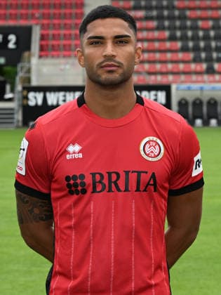 22.07.2026, xjhx, Fussball 3.Liga, SV Wehen Wiesbaden Porträttermin 2026 2027, Fototermin Saison 2026 27 v.l. Simon Stehle (SV Wehen Wiesbaden) Wiesbaden *** July 22, 2026, xjhx, Soccer 3rd Division, SV Wehen Wiesbaden Photo Shoot 2026–2027, Photo Session for the 2026–2027 Season, from left: Simon Stehle, SV Wehen Wiesbaden, Wiesbaden