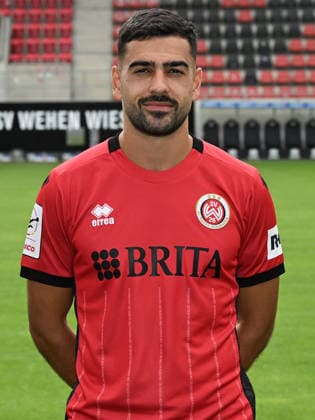 22.07.2026, xjhx, Fussball 3.Liga, SV Wehen Wiesbaden Porträttermin 2026 2027, Fototermin Saison 2026 27 v.l. Tarik Gözüsirin (SV Wehen Wiesbaden) Wiesbaden *** July 22, 2026, xjhx, Soccer 3rd Division, SV Wehen Wiesbaden Photo Shoot 2026–2027, Photo Session for the 2026–27 Season, from left: Tarik Gözüsirin, SV Wehen Wiesbaden, Wiesbaden