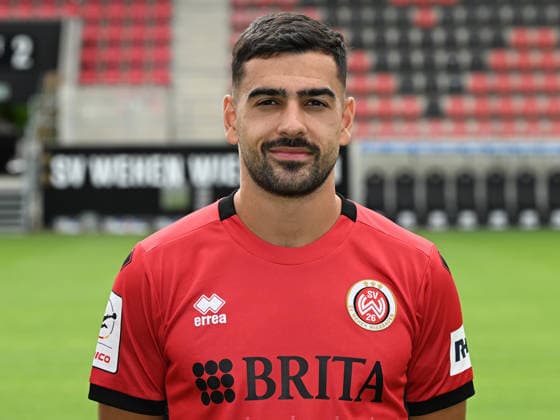 22.07.2026, xjhx, Fussball 3.Liga, SV Wehen Wiesbaden Porträttermin 2026 2027, Fototermin Saison 2026 27 v.l. Tarik Gözüsirin (SV Wehen Wiesbaden) Wiesbaden *** July 22, 2026, xjhx, Soccer 3rd Division, SV Wehen Wiesbaden Photo Shoot 2026–2027, Photo Session for the 2026–27 Season, from left: Tarik Gözüsirin, SV Wehen Wiesbaden, Wiesbaden