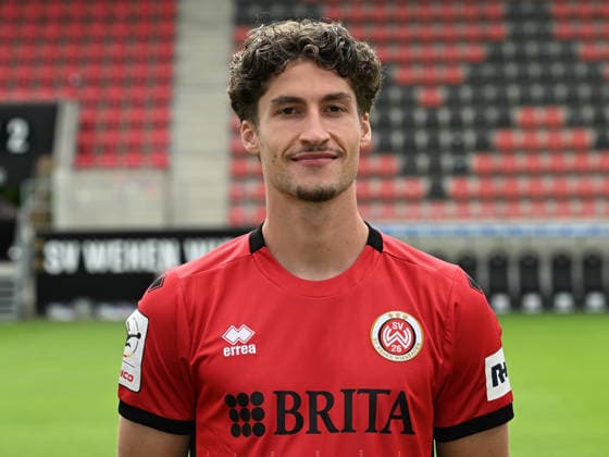 22.07.2026, xjhx, Fussball 3.Liga, SV Wehen Wiesbaden Porträttermin 2026 2027, Fototermin Saison 2026 27 v.l. Donny Bogicevic (SV Wehen Wiesbaden) Wiesbaden *** July 22, 2026, xjhx, Soccer 3rd Division, SV Wehen Wiesbaden Photo Shoot 2026–2027, Photo Session for the 2026–27 Season, from left: Donny Bogicevic, SV Wehen Wiesbaden, Wiesbaden