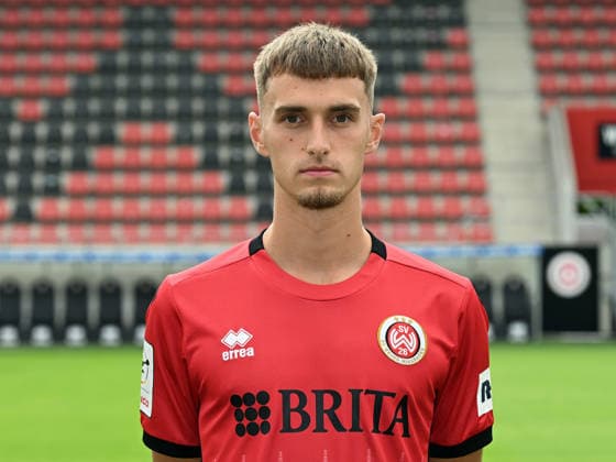 22.07.2026, xjhx, Fussball 3.Liga, SV Wehen Wiesbaden Porträttermin 2026 2027, Fototermin Saison 2026 27 v.l. Justin Janitzek (SV Wehen Wiesbaden) Wiesbaden *** July 22, 2026, xjhx, Soccer 3rd Division, SV Wehen Wiesbaden Photo Shoot 2026–2027, Photo Session for the 2026–27 Season, from left: Justin Janitzek, SV Wehen Wiesbaden, Wiesbaden