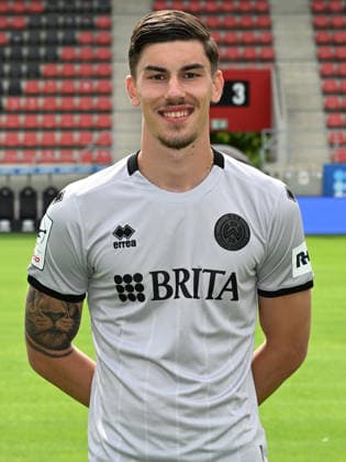 22.07.2026, xjhx, Fussball 3.Liga, SV Wehen Wiesbaden Porträttermin 2026 2027, Fototermin Saison 2026 27 v.l. Noah Brdar (SV Wehen Wiesbaden) Wiesbaden *** July 22, 2026, xjhx, Soccer 3rd Division, SV Wehen Wiesbaden Photo Shoot 2026–2027, Photo Session for the 2026–2027 Season, from left: Noah Brdar, SV Wehen Wiesbaden, Wiesbaden