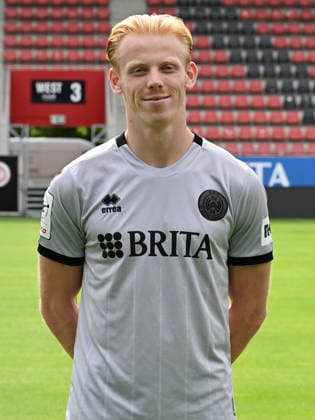 22.07.2026, xjhx, Fussball 3.Liga, SV Wehen Wiesbaden Porträttermin 2026 2027, Fototermin Saison 2026 27 v.l. Finn Ludwig (SV Wehen Wiesbaden) Wiesbaden *** July 22, 2026, xjhx, Soccer 3rd Division, SV Wehen Wiesbaden Photo Shoot 2026–2027, Photo Session for the 2026–2027 Season, from left: Finn Ludwig, SV Wehen Wiesbaden, Wiesbaden