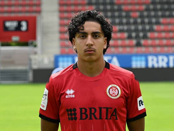 22.07.2026, xjhx, Fussball 3.Liga, SV Wehen Wiesbaden Porträttermin 2026 2027, Fototermin Saison 2026 27 v.l. Ibrahim Ati Allah (SV Wehen Wiesbaden) Wiesbaden *** July 22, 2026, xjhx, Soccer 3rd Division, SV Wehen Wiesbaden Photo Shoot 2026–2027, Photo Session for the 2026–2027 Season, from left: Ibrahim Ati Allah, SV Wehen Wiesbaden, Wiesbaden