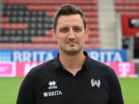 22.07.2026, xjhx, Fussball 3.Liga, SV Wehen Wiesbaden Porträttermin 2026 2027, Fototermin Saison 2026 27 v.l. Mannschaftsarzt Dr. Michael Hoestermann Wiesbaden *** July 22, 2026, xjhx, Soccer 3rd Division, SV Wehen Wiesbaden Photo Shoot 2026–2027, Photo Session for the 2026–2027 Season, from left: Team Doctor Dr. Michael Hoestermann, Wiesbaden