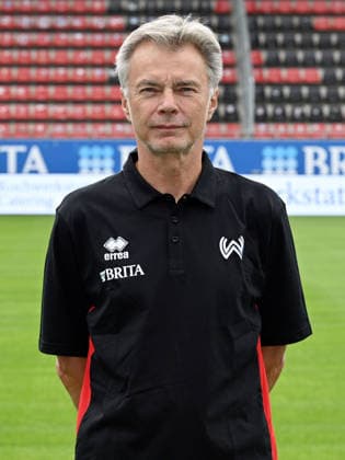 22.07.2026, xjhx, Fussball 3.Liga, SV Wehen Wiesbaden Porträttermin 2026 2027, Fototermin Saison 2026 27 v.l. Mannschaftsarzt Dr. Tammo Quitzau Wiesbaden *** July 22, 2026, xjhx, Soccer 3rd Division, SV Wehen Wiesbaden Photo Shoot 2026–2027, Photo Session for the 2026–27 Season (from left): Team Doctor Dr. Tammo Quitzau, Wiesbaden