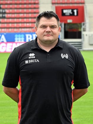 22.07.2026, xjhx, Fussball 3.Liga, SV Wehen Wiesbaden Porträttermin 2026 2027, Fototermin Saison 2026 27 v.l. Betreuer Rene Kaiser Wiesbaden *** July 22, 2026, xjhx, Soccer 3rd Division, SV Wehen Wiesbaden Photo Shoot 2026–2027, Photo Session for the 2026–2027 Season, from left: Coach Rene Kaiser, Wiesbaden