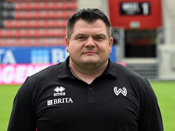 22.07.2026, xjhx, Fussball 3.Liga, SV Wehen Wiesbaden Porträttermin 2026 2027, Fototermin Saison 2026 27 v.l. Betreuer Rene Kaiser Wiesbaden *** July 22, 2026, xjhx, Soccer 3rd Division, SV Wehen Wiesbaden Photo Shoot 2026–2027, Photo Session for the 2026–2027 Season, from left: Coach Rene Kaiser, Wiesbaden