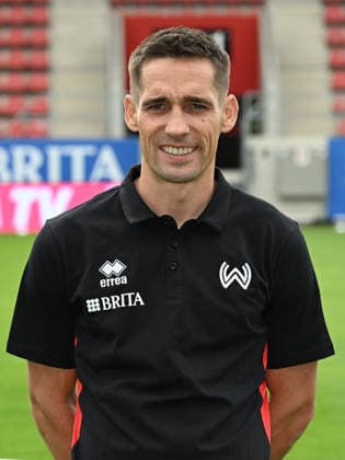 22.07.2026, xjhx, Fussball 3.Liga, SV Wehen Wiesbaden Porträttermin 2026 2027, Fototermin Saison 2026 27 v.l. Scout Philipp Klement Wiesbaden *** July 22, 2026, xjhx, Soccer 3rd Division, SV Wehen Wiesbaden Photo Shoot 2026–2027, Photo Session for the 2026–2027 Season, from left: Scout Philipp Klement, Wiesbaden