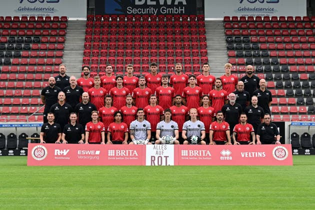 22.07.2026, xjhx, Fussball 3.Liga, SV Wehen Wiesbaden Porträttermin 2026 2027, Mannschaftsfoto Fototermin Saison 2026 27 Hintere Reihe v. l.: Athletik-Trainer Sebastian Wagener, Nikolas Agrafiotis, David Suarez, Justin Janitzek, Jakob Lewald, Florian Hübner, Moritz Flotho, Tim Neubert, Torwart-Trainer Mohamed Amsif Dritte Reihe v. l.: Co-Trainer Analyse Giuliano Modica, Physiotherapeut Christian Bieser, Philipp Hercher, Donny Bogicevic, Jordy Gillekens, Gino Fechner, Ben Nink, Lukas Schleimer, Mannschaftsarzt Dr. Achim Bitschnau, Co-Trainer Frank Steinmetz Zweite Reihe v.l.: Co-Trainer Andreas Zimmermann, Cheftrainer Daniel Scherning, Robin Kalem, Ole Wohlers, Niklas May, Simon Stehle, Max Brandt, Geschäftsführer Uwe Stöver, Organisatorischer Leiter Patrick Glaser Vordere Reihe v.l.: Athletik-Trainer Dominik Hönig, Spiel-Analyst Phil Weimer, Fabian Greilinger, Ibrahim Ati Allah, Noah Brdar, Florian Stritzel, Finn Ludwig, Tarik Gözüsirin, Sinan Karweina, Betreuer Torsten Conradi Wiesbaden *** July 22, 2026, xjhx, Soccer 3rd Division, SV Wehen Wiesbaden Team Photo Session 2026–2027, Team Photo Session for the 2026–27 Season. Back row, from left: Athletic Trainer Sebastian Wagener, Nikolas Agrafiotis, David Suarez, Justin Janitzek, Jakob Lewald, Florian Hübner, Moritz Flotho, Tim Neubert, Goalkeeper Coach Mohamed Amsif; Third row, from left: Assistant Coach for Analysis Giuliano Modica, Physical Therapist Christian Bieser, Philipp Hercher, Donny Bogicevic, Jordy Gillekens, Gino Fechner, Ben Nink, Lukas Schleimer, team physician Dr. Achim Bitschnau, assistant coach Frank Steinmetz Second row, from left: assistant coach Andreas Zimmermann, head coach Daniel Scherning, Robin Kalem, Ole Wohlers, Niklas May, Simon Stehle, Max Brandt, Sports Director Uwe Stöver, Head of Operations Patrick Glaser; front row, from left: Strength and Conditioning Coach Dominik Hönig, Game Analyst Phil Weimer, Fabian Greilinger, Ibrahim Ati Allah, Noah Brdar, Florian Stritzel, Finn Ludwig, Tarik Gözüsirin, Sinan Karweina, Support Staff Member Torsten Conradi, Wiesbaden