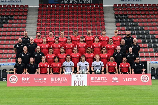 22.07.2026, xjhx, Fussball 3.Liga, SV Wehen Wiesbaden Porträttermin 2026 2027, Mannschaftsfoto Fototermin Saison 2026 27 Hintere Reihe v. l.: Athletik-Trainer Sebastian Wagener, Nikolas Agrafiotis, David Suarez, Justin Janitzek, Jakob Lewald, Florian Hübner, Moritz Flotho, Tim Neubert, Torwart-Trainer Mohamed Amsif Dritte Reihe v. l.: Co-Trainer Analyse Giuliano Modica, Physiotherapeut Christian Bieser, Philipp Hercher, Donny Bogicevic, Jordy Gillekens, Gino Fechner, Ben Nink, Lukas Schleimer, Mannschaftsarzt Dr. Achim Bitschnau, Co-Trainer Frank Steinmetz Zweite Reihe v.l.: Co-Trainer Andreas Zimmermann, Cheftrainer Daniel Scherning, Robin Kalem, Ole Wohlers, Niklas May, Simon Stehle, Max Brandt, Geschäftsführer Uwe Stöver, Organisatorischer Leiter Patrick Glaser Vordere Reihe v.l.: Athletik-Trainer Dominik Hönig, Spiel-Analyst Phil Weimer, Fabian Greilinger, Ibrahim Ati Allah, Noah Brdar, Florian Stritzel, Finn Ludwig, Tarik Gözüsirin, Sinan Karweina, Betreuer Torsten Conradi Wiesbaden *** July 22, 2026, xjhx, Soccer 3rd Division, SV Wehen Wiesbaden Team Photo Session 2026–2027, Team Photo Session for the 2026–27 Season. Back row, from left: Athletic Trainer Sebastian Wagener, Nikolas Agrafiotis, David Suarez, Justin Janitzek, Jakob Lewald, Florian Hübner, Moritz Flotho, Tim Neubert, Goalkeeper Coach Mohamed Amsif; Third row, from left: Assistant Coach for Analysis Giuliano Modica, Physical Therapist Christian Bieser, Philipp Hercher, Donny Bogicevic, Jordy Gillekens, Gino Fechner, Ben Nink, Lukas Schleimer, team physician Dr. Achim Bitschnau, assistant coach Frank Steinmetz Second row, from left: assistant coach Andreas Zimmermann, head coach Daniel Scherning, Robin Kalem, Ole Wohlers, Niklas May, Simon Stehle, Max Brandt, Sports Director Uwe Stöver, Head of Operations Patrick Glaser; front row, from left: Strength and Conditioning Coach Dominik Hönig, Game Analyst Phil Weimer, Fabian Greilinger, Ibrahim Ati Allah, Noah Brdar, Florian Stritzel, Finn Ludwig, Tarik Gözüsirin, Sinan Karweina, Support Staff Member Torsten Conradi, Wiesbaden