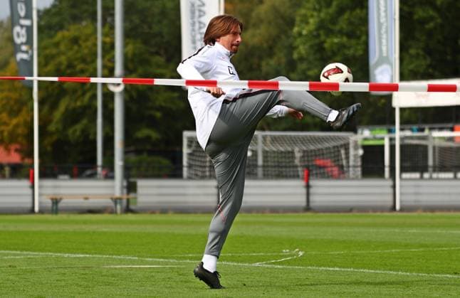 22.07.2026, NED, Fußball, Herren, 1. Bundesliga, Saison 2026 2027, Trainingslager, Rasenplatz , SV Elversberg Trainer Vincent Wagner ( Elversberg ) beim Fußball-Tennis als mitspielende Person Stroe Rasenplatz Gelderland Niederlande *** July 22, 2026, NED, Soccer, Men s, 1. Bundesliga, 2026–2027 Season, Training Camp, Grass Field, SV Elversberg Coach Vincent Wagner, Elversberg playing soccer tennis, Stroe, Grass Field, Gelderland, Netherlands Copyright: xNordphotox xSMx