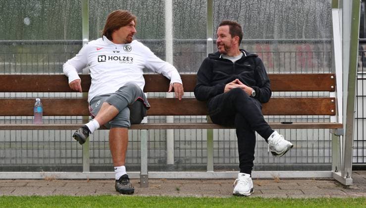 22.07.2026, NED, Fußball, Herren, 1. Bundesliga, Saison 2026 2027, Trainingslager, Rasenplatz , SV Elversberg Trainer Vincent Wagner und Sportdirektor Christian Weber ( Elversberg ) Stroe Rasenplatz Gelderland Niederlande *** July 22, 2026, NED, Soccer, Men s, 1st Bundesliga, 2026–2027 Season, Training Camp, Grass Field, SV Elversberg Coach Vincent Wagner and Sports Director Christian Weber, Elversberg, Stroe, Grass Field, Gelderland, Netherlands Copyright: xNordphotox xSMx