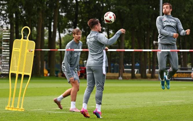 22.07.2026, NED, Fußball, Herren, 1. Bundesliga, Saison 2026 2027, Trainingslager, Rasenplatz , SV Elversberg Luca Schnellbacher ( Elversberg ) am Ball beim Fußball-Tennis Stroe Rasenplatz Gelderland Niederlande *** July 22, 2026, NED, Soccer, Men s, 1st Bundesliga, 2026–2027 Season, Training Camp, Grass Field, SV Elversberg, Luca Schnellbacher, Elversberg in Action at Soccer Tennis, Stroe, Grass Field, Gelderland, Netherlands Copyright: xNordphotox xSMx