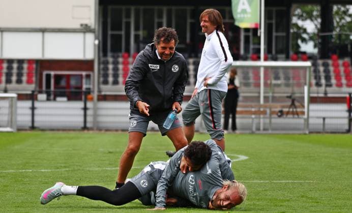 22.07.2026, NED, Fußball, Herren, 1. Bundesliga, Saison 2026 2027, Trainingslager, Rasenplatz , SV Elversberg Torwart Tim Boss im Ringkampf mit Jason Ceka ( Elversberg ), während Torwart-Trainer Sascha Purket und Trainer Vincent Wagner im Hintergrund zusehen Stroe Rasenplatz Gelderland Niederlande *** July 22, 2026, NED, Soccer, Men s, 1. Bundesliga, 2026–2027 season, training camp, grass field, SV Elversberg goalkeeper Tim Boss in a tussle with Jason Ceka of Elversberg, while goalkeeper coach Sascha Purket and head coach Vincent Wagner watch in the background. Stroe grass field, Gelderland, Netherlands Copyright: xNordphotox xSMx