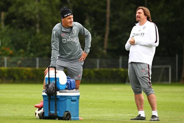 22.07.2026, NED, Fußball, Herren, 1. Bundesliga, Saison 2026 2027, Trainingslager, Rasenplatz , SV Elversberg Kapitän Lukas Pinckert im Gespräch mit Trainer Vincent Wagner ( Elversberg ) Stroe Rasenplatz Gelderland Niederlande *** July 22, 2026, NED, Soccer, Men s, 1st Bundesliga, 2026–2027 Season, Training Camp, Grass Field, SV Elversberg Captain Lukas Pinckert in conversation with Coach Vincent Wagner, Elversberg Stroe Grass Field, Gelderland, Netherlands Copyright: xNordphotox xSMx