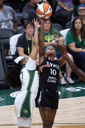 July 22, 2026, Seattle, Washington, USA: Minnesota Lynx guard COURTNEY WILLIAMS (10) goes up for a rebound in the third quarter of the WNBA, Basketball Damen, USA match between the Seattle Storm and Minnesota Lynx at Climate Pledge Arena in Seattle. WNBA 2026: Minnesota 86:76 Seattle  - ZUMAd218 20260722_zsp_d218_006 Copyright: xRichardxDizonx