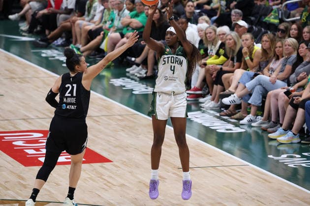July 22, 2026, Seattle, Washington, USA: Seattle Storm guard FLAUJAE JOHNSON (4) attempts a three-pointer over Minnesota Lynx guard KAYLA MCBRIDE (21) in the fourth quarter of the WNBA, Basketball Damen, USA match between the Seattle Storm and Minnesota Lynx at Climate Pledge Arena in Seattle. WNBA 2026: Minnesota 86:76 Seattle  - ZUMAd218 20260722_zsp_d218_012 Copyright: xRichardxDizonx