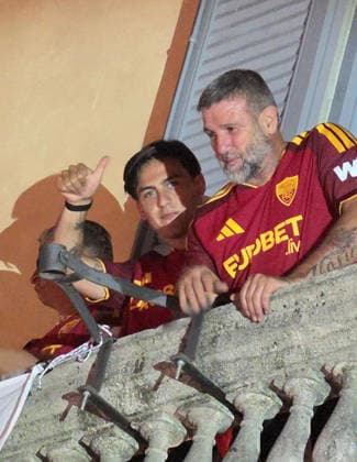 SOCCER - Other - AS Roma - Celebrating the Giallorossi club s 99th anniversary. Photo by IPA ABACAPRESS.COM86906589 - Roma Celebrates Dybala in His New Jersey with Candela (Photo by Gino Mancini) Roma Italy  Copyright: xIPAxSport ABACAx