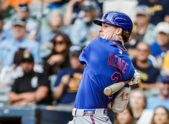 New York Mets left fielder Carson Benge hits a single in the eighth inning of the MLB, Baseball Herren, USA game between the New York Mets and the Milwaukee Brewers at American Family Field in Milwaukee, Wisconsin on Wednesday July 22, 2026. The Brewers defeated the Mets 4-3.  MIL20260722833 TANNENxMAURY