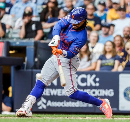 New York Mets shortstop Francisco Lindor hits a single in the eighth inning of the MLB, Baseball Herren, USA game between the New York Mets and the Milwaukee Brewers at American Family Field in Milwaukee, Wisconsin on Wednesday July 22, 2026. The Brewers defeated the Mets 4-3.  MIL20260722834 TANNENxMAURY