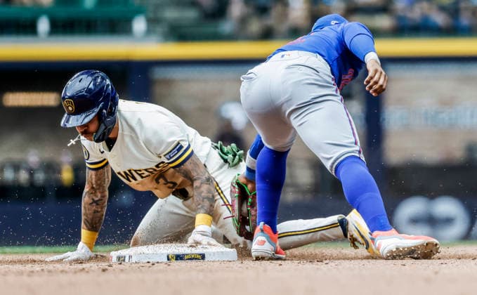 Milwaukee Brewers third baseman Joey Ortiz steals second base on New York Mets shortstop Francisco Lindor in the eighth inning of the MLB, Baseball Herren, USA game between the New York Mets and the Milwaukee Brewers at American Family Field in Milwaukee, Wisconsin on Wednesday July 22, 2026. The Brewers defeated the Mets 4-3.  MIL20260722835 TANNENxMAURY