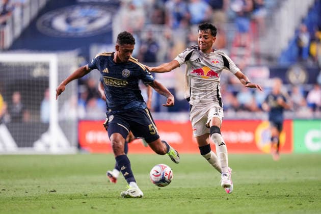 July 22, 2026: Philadelphia Union Defender Japhet Sery (5) and Red Bull New York Forward Jorge Ruvalcaba (11) battle for the ball during the first half of an MLS, Fussball Herren, USA match at Subaru Park in Chester, Pennsylvania. CSM MLS 2026: Union Vs Red Bull JUL 22  - ZUMAc04_ 20260722_zma_c04_003 Copyright: xKylexRoddenx