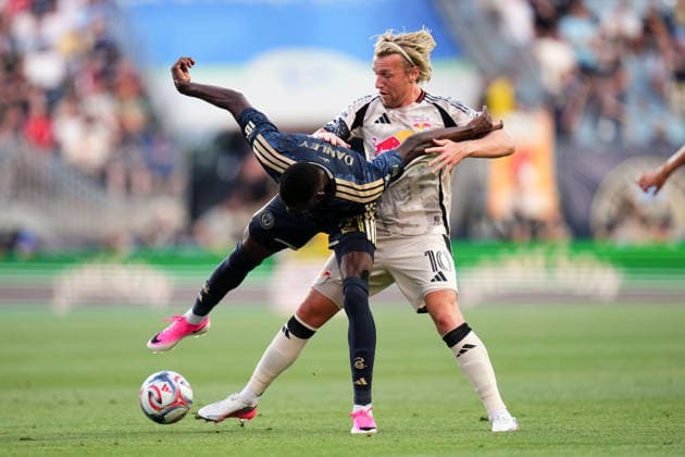 July 22, 2026: Philadelphia Union Midfielder Danley Jean Jacques (21) and Red Bull New York Midfielder Emil Forsberg (10) battle for the ball during the first half of an MLS, Fussball Herren, USA match at Subaru Park in Chester, Pennsylvania. CSM MLS 2026: Union Vs Red Bull JUL 22  - ZUMAc04_ 20260722_zma_c04_007 Copyright: xKylexRoddenx
