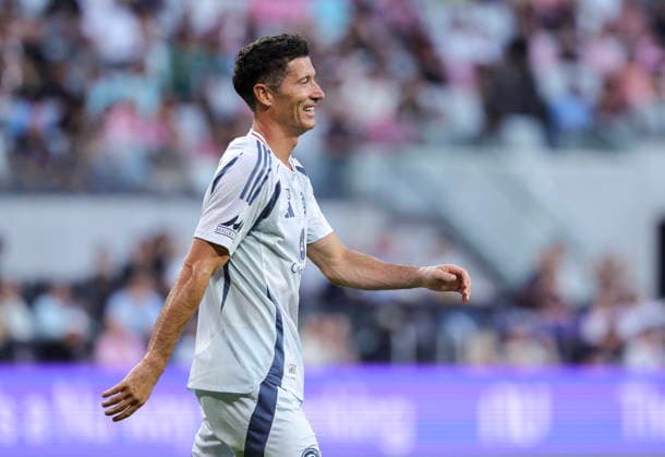 MLS, Fussball Herren, USA Inter Miami CF vs Chicago Fire FC match Chicago Fire FC s Robert Lewandowski gestures during the MLS game between Inter Miami and Chicago Fire FC at Nu Stadium in Miami, Florida, USA, 22 July 2026. MIAMI FLORIDA United States  Copyright: xCRISTOBALxHERRERA-ULASHKEVICHx