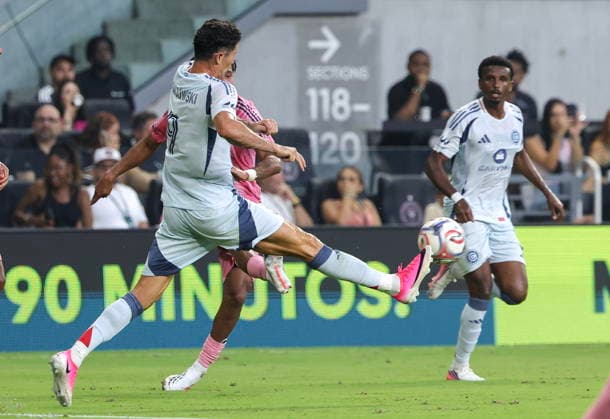 MLS, Fussball Herren, USA Inter Miami CF vs Chicago Fire FC match Chicago Fire FC s Robert Lewandowski (L) in action during the MLS game between Inter Miami and Chicago Fire FC at Nu Stadium in Miami, Florida, USA, 22 July 2026. MIAMI FLORIDA United States  Copyright: xCRISTOBALxHERRERA-ULASHKEVICHx