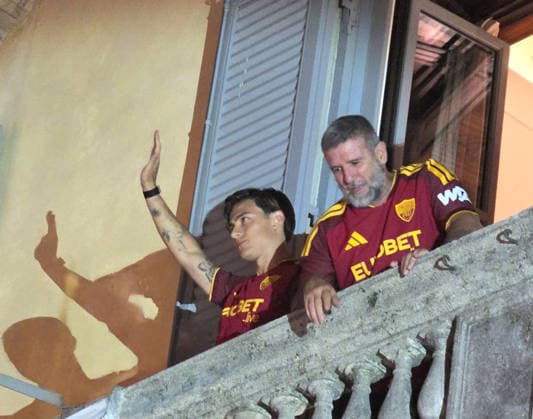SOCCER - Other - AS Roma - Celebrating the Giallorossi club s 99th anniversary. Photo by IPA ABACAPRESS.COM86906519 - Roma Celebration: Dybala on the Balcony with Candela (Photo by Gino Mancini) Roma Italy  Copyright: xIPAxSport ABACAx